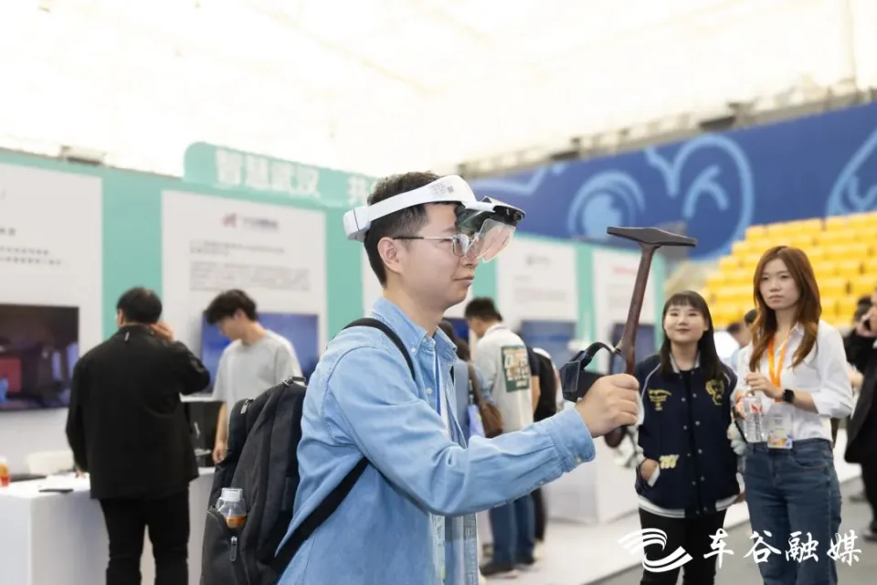 观众佩戴 AR 眼镜,手持交互道具体验展区项目