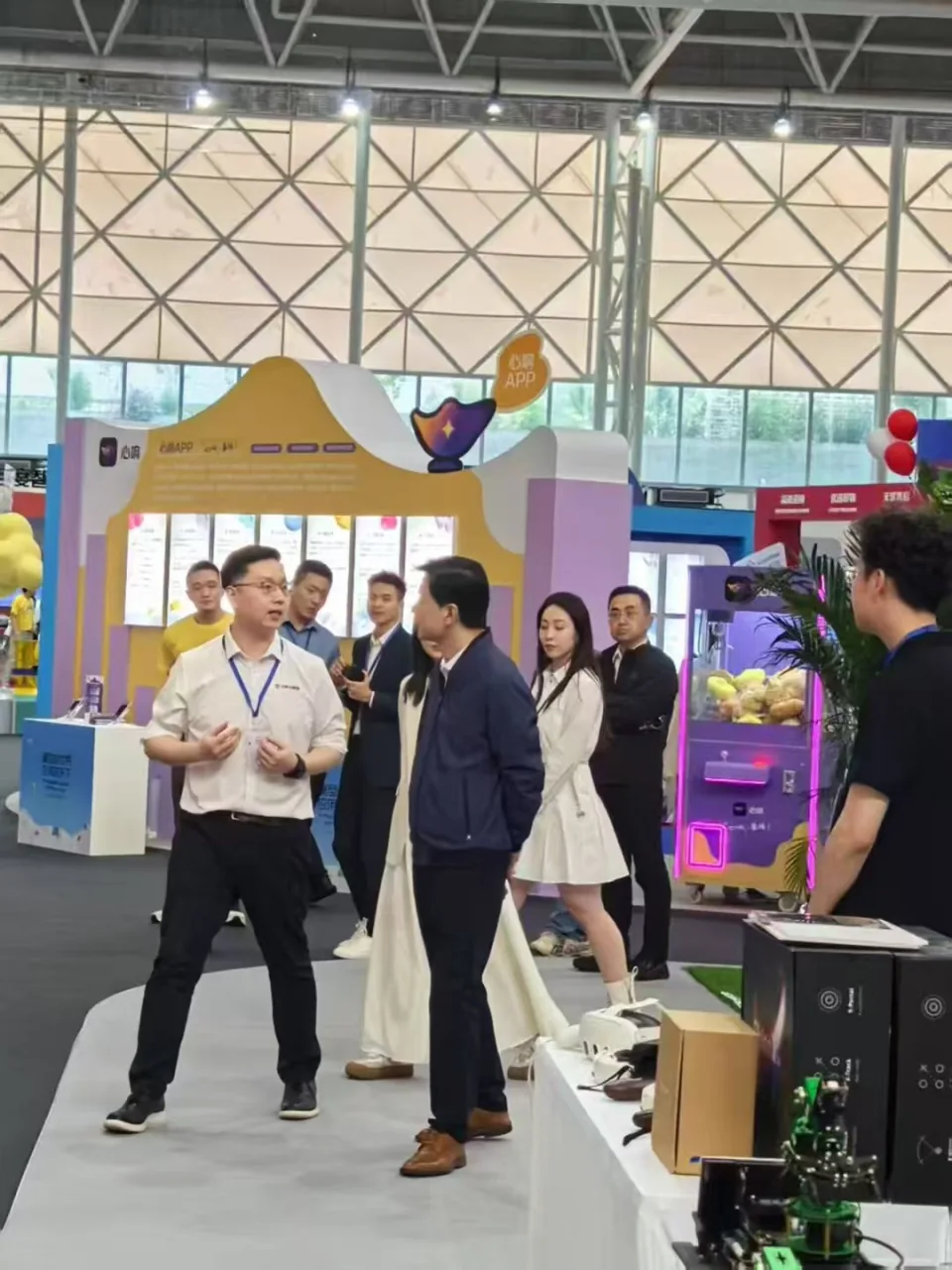 湖北大学项目展区的现场交流,来宾听取介绍