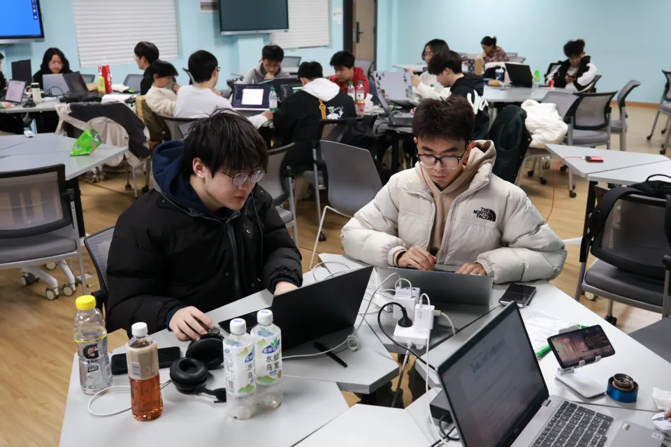 第二届 UP 训练营同学在教室协作开发